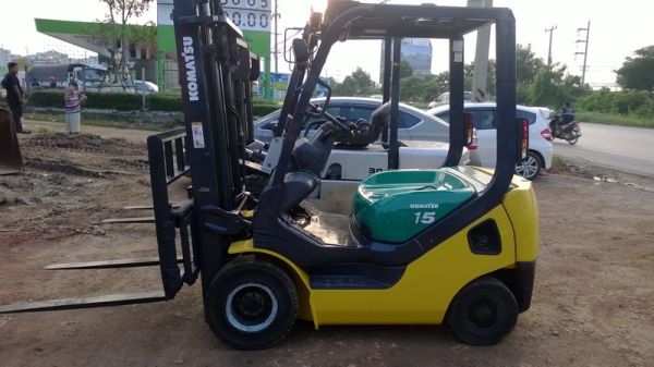 รถยกโคมัสสึรุ่น 20 น้ำหนักยก 1.5 ตัน เสาสูง 3 เมตร เครื่องดีเซล เกียร์ออโต้ แผงงาสไลด์