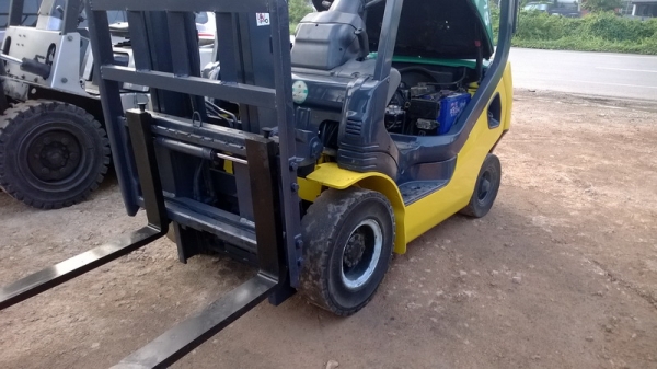 รถยกโคมัสสึรุ่น 20 น้ำหนักยก 1.5 ตัน เสาสูง 3 เมตร เครื่องดีเซล เกียร์ออโต้ แผงงาสไลด์