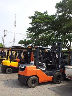 ขายForklift TOYOTA รุ่น 8FD30 ดีเซล เกียร์ออโต้ 3.0 ตัน ยกสูง 4 เมตร
