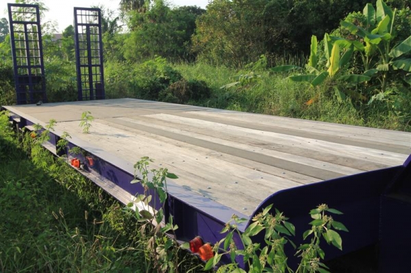 หางม่วง กว้าง3เมตร ยาว8.5 เมตร มีสะพาน  มีวิ้น