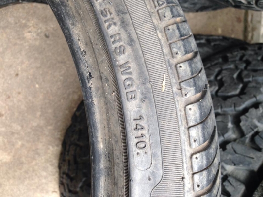 ขายยาง225-40-18 1คู่ ดอกเต็ม90\% ถูกๆึครับ  2300.-