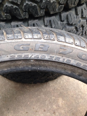 ขายยาง225-40-18 1คู่ ดอกเต็ม90\% ถูกๆึครับ  2300.-