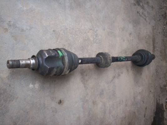 เพลาขับ ข้างขวา โตโยต้า สามห่วงAE100 AE111 ไฮทอค  มีเฟืองABSด้วย  ซื้อเชียงกงมาแล้วไม่ได้ใส่ครับ  รถก็ขายไปแล้ว  รับประกันไม่ดังไม่หลวมครับผม