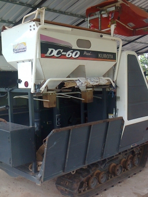 รถเกี่ยวนวดข้าว DC 60 plus