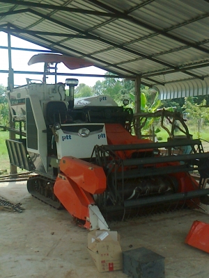 รถเกี่ยวนวดข้าว DC 60 plus