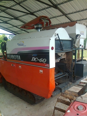 รถเกี่ยวนวดข้าว DC 60 plus