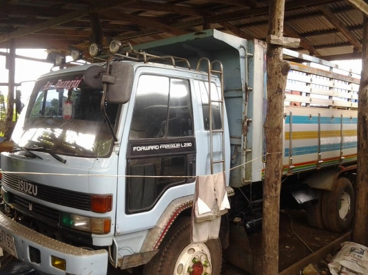 ขาย Rock 10 ล้อ 2 เพลา ดั้ม เครื่อง 6HE1 เกียร์ฟูลเลอร์ กระบะดั้มพ์มิเนียม คัซซีจัมโบ้ใหญ่สวย รหัส 342xxxx   ยาง 80 \% เจ้าของใช้เองยังใช้งานอยู่ ขายเพราะจะเปลียนรุ่นใหญ่ขึ้น เอกสารพร้อมโอน เครื่องแน่น  หัวเก่งเปลี่ยนหัวนอกสวย  ราคาตามสภาพครับ