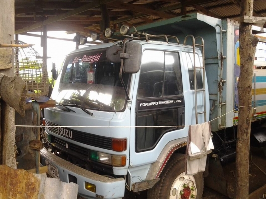 ขาย Rock 10 ล้อ 2 เพลา ดั้ม เครื่อง 6HE1 เกียร์ฟูลเลอร์ กระบะดั้มพ์มิเนียม คัซซีจัมโบ้ใหญ่สวย รหัส 342xxxx   ยาง 80 \% เจ้าของใช้เองยังใช้งานอยู่ ขายเพราะจะเปลียนรุ่นใหญ่ขึ้น เอกสารพร้อมโอน เครื่องแน่น  หัวเก่งเปลี่ยนหัวนอกสวย  ราคาตามสภาพครับ