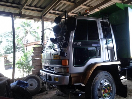 ขาย Rock 10 ล้อ 2 เพลา ดั้ม เครื่อง 6HE1 เกียร์เดิม กระบะดั้มพ์เหล็ก คัซซีสวย รหัส FVZxxxxxxxx   ยาง 80 \% เจ้าของใช้เองยังใช้งานอยู่ ขายเพราะจะเปลียนรุ่นใหญ่ขึ้น เอกสารพร้อมโอน เครื่องแน่น  หัวเก่งเปลี่ยนหัวนอกสวย  ราคาตามสภาพครับ ราคาต่อรองได้