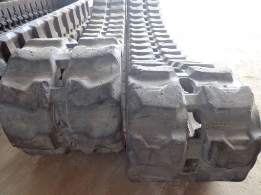 ขายแทรคยางเก่า ใช้สำหรับ PC 30-7 ติดต่อคุณจิ๊ด โทร. 089-7949488