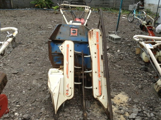 รถเกี่ยวข้าวเดินตาม ISEKI รุ่น RL50