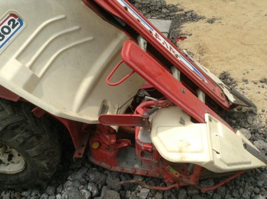 รถเกี่ยวข้าวเดินตาม Yanmar รุ่น YB302