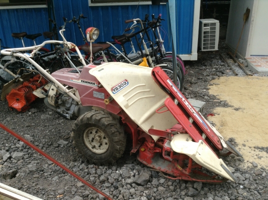 รถเกี่ยวข้าวเดินตาม Yanmar รุ่น YB302
