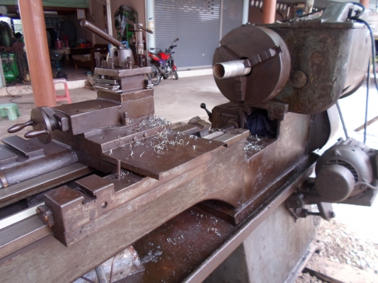 เครื่องกลึง 7 ฟุต หนัก 2 เพลา เกียร์บล็อก กลึงเกลียวได้85,000