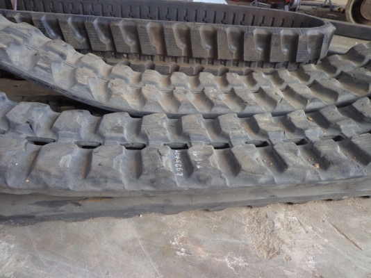ขายแทรคยางเก่า ใช้สำหรับ PC 30-7 ติดต่อคุณจิ๊ด โทร. 089-7949488