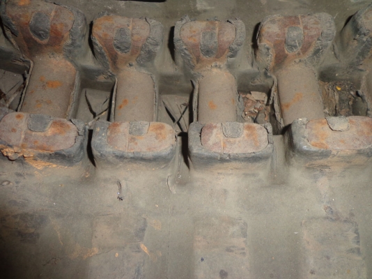 ขายแทรคยางเก่า ใช้สำหรับ PC 30-7 ติดต่อคุณจิ๊ด โทร. 089-7949488