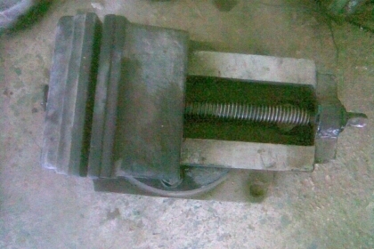 ปากกามิลลิง 9.5 นิ้วงานนอกสภาพสวยครับปากสวยๆครับไม่มีบิ่นครับ สามารถปรับองศาได้ครับ หนักครับตัวนี้ ประมาณ 40-50 โลไดครับ ปากขนาด 9.5 นิ้ง  งานเก่าครับตัวนี้ ราคานี้สุดคุ้มครับ