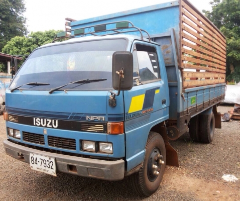 ISUZU NPR 115 HP 4BD1 ปี 36 แก้มเหลือง กระบะเหล็กคอกไม้ความยาว 4.30 เมตรสภาพสวยจัดรอบคัน เครื่องแน่นแรงดีไม่มีเยิ้ม เกียร์ร็อกเสื้อลายครบพร้อม หัวเก๋งสีสันบางเดิมๆภายในเก๋งคอนโซลสวยครบ เกียร์สั้น พวงมาลัยธรรมดา ช่วงล่างใหญ่คัชซีสวย  ติด F หน้า F หลังครบแล