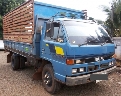 ISUZU NPR 115 HP 4BD1 ปี 36 แก้มเหลือง กระบะเหล็กคอกไม้ความยาว 4.30 เมตรสภาพสวยจัดรอบคัน เครื่องแน่นแรงดีไม่มีเยิ้ม เกียร์ร็อกเสื้อลายครบพร้อม หัวเก๋งสีสันบางเดิมๆภายในเก๋งคอนโซลสวยครบ เกียร์สั้น พวงมาลัยธรรมดา ช่วงล่างใหญ่คัชซีสวย  ติด F หน้า F หลังครบแล