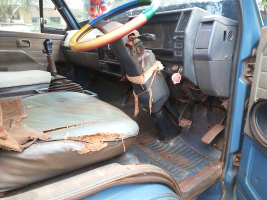 ISUZU NPR 115 HP 4BD1 ปี 36 แก้มเหลือง กระบะเหล็กคอกไม้ความยาว 4.30 เมตรสภาพสวยจัดรอบคัน เครื่องแน่นแรงดีไม่มีเยิ้ม เกียร์ร็อกเสื้อลายครบพร้อม หัวเก๋งสีสันบางเดิมๆภายในเก๋งคอนโซลสวยครบ เกียร์สั้น พวงมาลัยธรรมดา ช่วงล่างใหญ่คัชซีสวย  ติด F หน้า F หลังครบแล