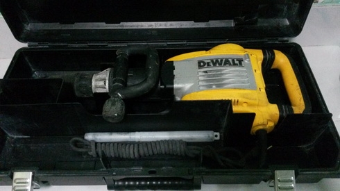 เครื่องสกัดไฟฟ้ายี่ห้อ DEWALT  รุ่นใหญ่ D25901สภาพพร้อมใช้งานครับ