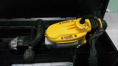 เครื่องสกัดไฟฟ้ายี่ห้อ DEWALT  รุ่นใหญ่ D25901สภาพพร้อมใช้งานครับ