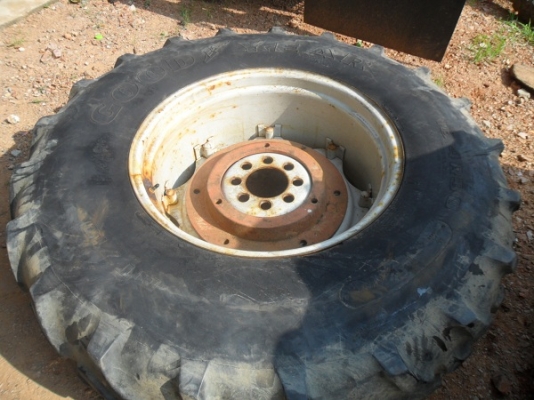 ขายแล้ว ยางหลังรถไถ กู๊ดเยียร์18.4-30พร้อมกระทะล้อติดเวทเก่านอก ใส่รถไถ รถคีบ หรือรถในลานพืชไร่ คู่ละ25,000