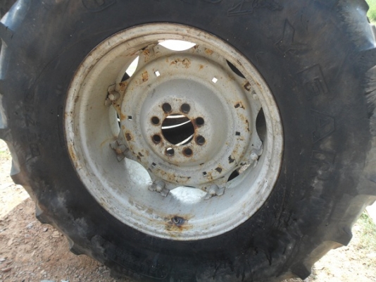 ขายแล้ว ยางหลังรถไถ กู๊ดเยียร์18.4-30พร้อมกระทะล้อติดเวทเก่านอก ใส่รถไถ รถคีบ หรือรถในลานพืชไร่ คู่ละ25,000