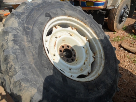 ขายแล้ว ยางหลังรถไถ กู๊ดเยียร์18.4-30พร้อมกระทะล้อติดเวทเก่านอก ใส่รถไถ รถคีบ หรือรถในลานพืชไร่ คู่ละ25,000