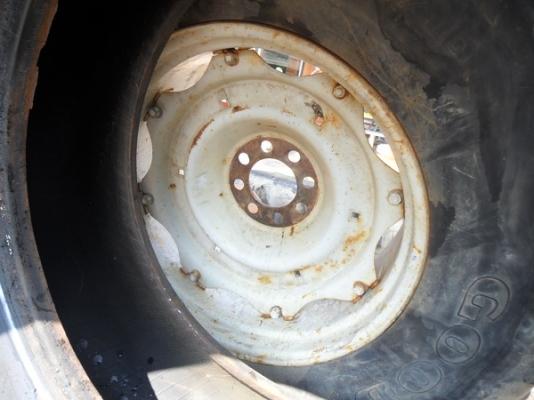 ขายแล้ว ยางหลังรถไถ กู๊ดเยียร์18.4-30พร้อมกระทะล้อติดเวทเก่านอก ใส่รถไถ รถคีบ หรือรถในลานพืชไร่ คู่ละ25,000