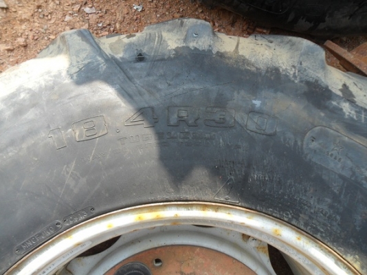 ขายแล้ว ยางหลังรถไถ กู๊ดเยียร์18.4-30พร้อมกระทะล้อติดเวทเก่านอก ใส่รถไถ รถคีบ หรือรถในลานพืชไร่ คู่ละ25,000