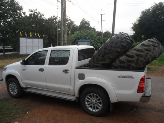 ขายแล้ว ยางหลังรถไถ กู๊ดเยียร์18.4-30พร้อมกระทะล้อติดเวทเก่านอก ใส่รถไถ รถคีบ หรือรถในลานพืชไร่ คู่ละ25,000