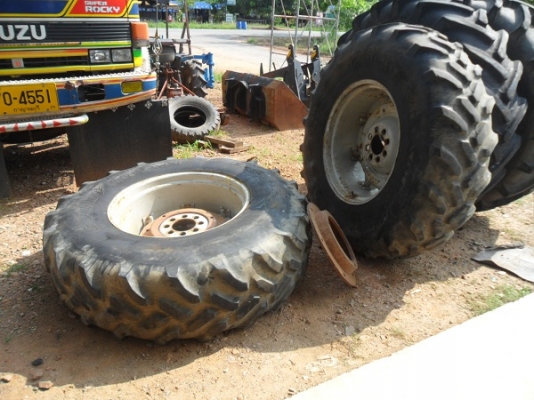ขายแล้ว ยางหลังรถไถ กู๊ดเยียร์18.4-30พร้อมกระทะล้อติดเวทเก่านอก ใส่รถไถ รถคีบ หรือรถในลานพืชไร่ คู่ละ25,000