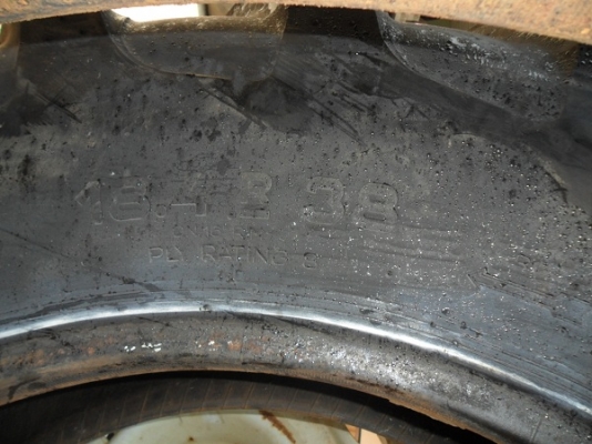 ขายไป จ.เพชรบูรณ์ แล้วยางหลังรถไถถอด\% 18.4-38 เก่านอกดอกสูงๆ ตรากระทิง ยางนอกพร้อมยางใน คู่ละ23,000บาท.