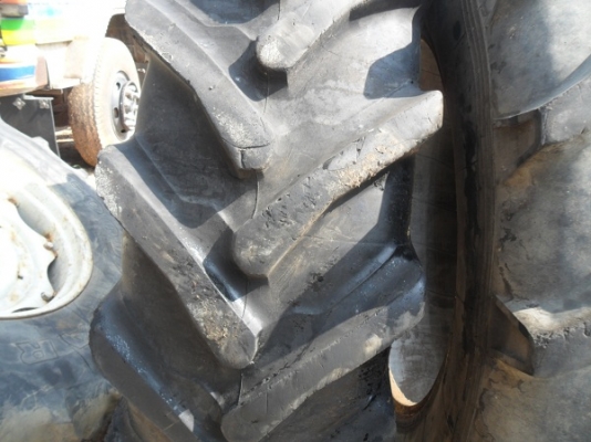 ขายไป จ.เพชรบูรณ์ แล้วยางหลังรถไถถอด\% 18.4-38 เก่านอกดอกสูงๆ ตรากระทิง ยางนอกพร้อมยางใน คู่ละ23,000บาท.