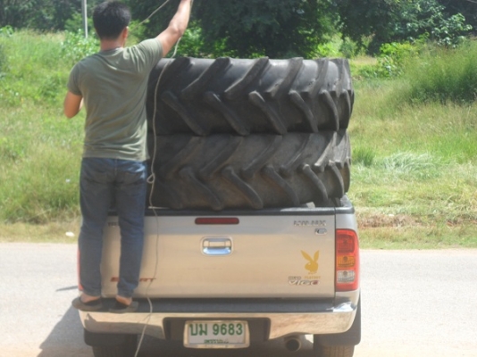 ขายไป จ.เพชรบูรณ์ แล้วยางหลังรถไถถอด\% 18.4-38 เก่านอกดอกสูงๆ ตรากระทิง ยางนอกพร้อมยางใน คู่ละ23,000บาท.