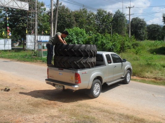 ขายไป จ.เพชรบูรณ์ แล้วยางหลังรถไถถอด\% 18.4-38 เก่านอกดอกสูงๆ ตรากระทิง ยางนอกพร้อมยางใน คู่ละ23,000บาท.