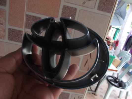 โลโก้ TOYOTA แท้ๆ ติดกระจังหน้ารถตัวใหญ่ โลโก้ TOYOTA แท้ๆ ติดกระจังหน้ารถตัวใหญ่