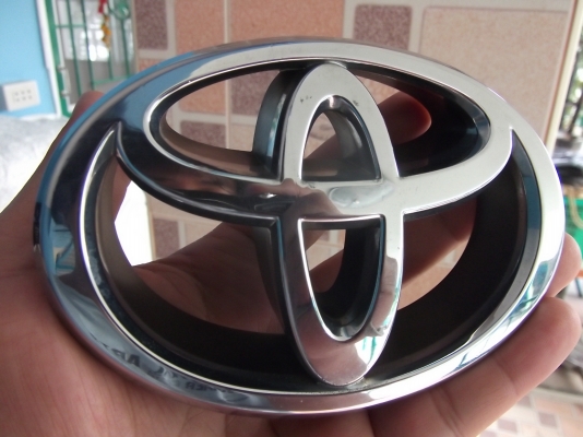 โลโก้ TOYOTA แท้ๆ ติดกระจังหน้ารถตัวใหญ่ โลโก้ TOYOTA แท้ๆ ติดกระจังหน้ารถตัวใหญ่