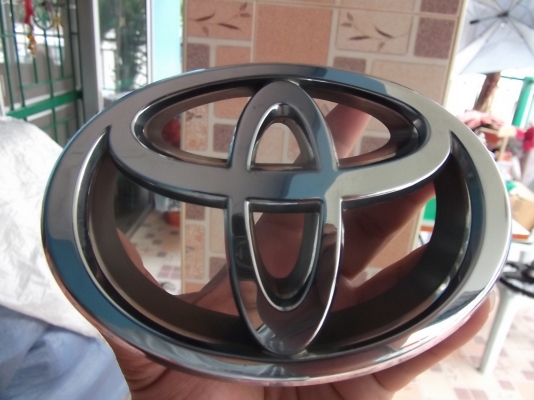 โลโก้ TOYOTA แท้ๆ ติดกระจังหน้ารถตัวใหญ่ โลโก้ TOYOTA แท้ๆ ติดกระจังหน้ารถตัวใหญ่