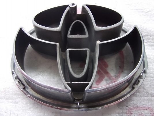 โลโก้ TOYOTA แท้ๆ ติดกระจังหน้ารถตัวใหญ่ โลโก้ TOYOTA แท้ๆ ติดกระจังหน้ารถตัวใหญ่