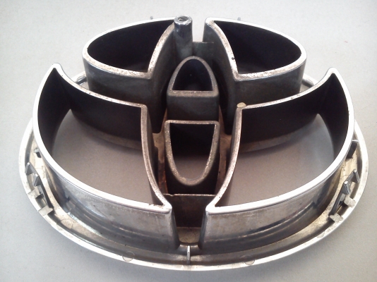 โลโก้ TOYOTA แท้ๆ ติดกระจังหน้ารถตัวใหญ่ โลโก้ TOYOTA แท้ๆ ติดกระจังหน้ารถตัวใหญ่