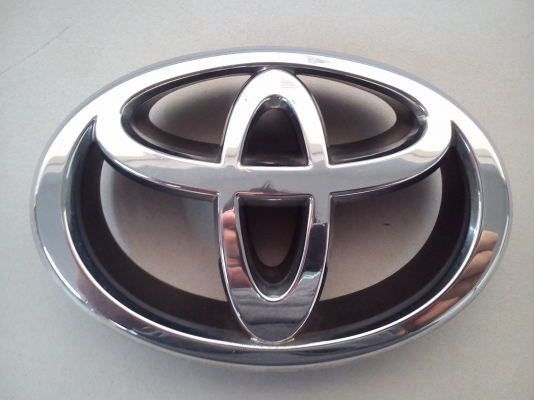 โลโก้ TOYOTA แท้ๆ ติดกระจังหน้ารถตัวใหญ่