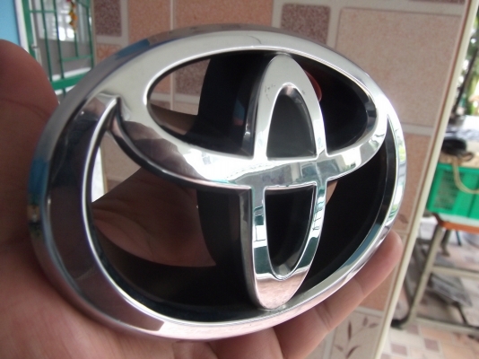 โลโก้ TOYOTA แท้ๆ ติดกระจังหน้ารถตัวใหญ่ โลโก้ TOYOTA แท้ๆ ติดกระจังหน้ารถตัวใหญ่