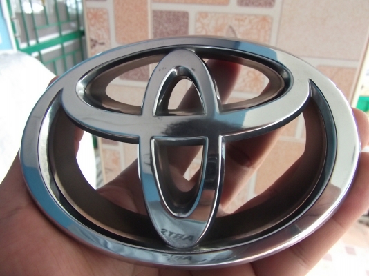โลโก้ TOYOTA แท้ๆ ติดกระจังหน้ารถตัวใหญ่ โลโก้ TOYOTA แท้ๆ ติดกระจังหน้ารถตัวใหญ่