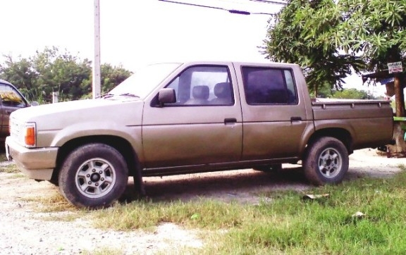 ขายรถ Nissanบิ๊กเอ็ม 4 ประตู (Big M)เกียร์ธรรมดา+ เครื่องดีเซล2500(TD25)