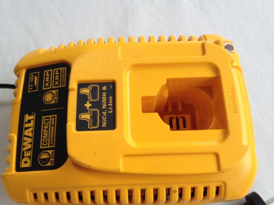 แท่นชาร์จมือสอง DeWALT DC9310 7.2V-18V Lithium Ion Charger 220V Australia plug แท่นชาร์จมือสอง DeWALT DC9310 7.2V-18V Lithium Ion Charger 220V Australia plug