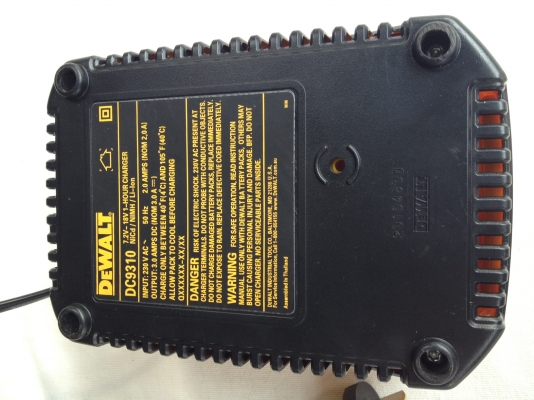 แท่นชาร์จมือสอง DeWALT DC9310 7.2V-18V Lithium Ion Charger 220V Australia plug แท่นชาร์จมือสอง DeWALT DC9310 7.2V-18V Lithium Ion Charger 220V Australia plug