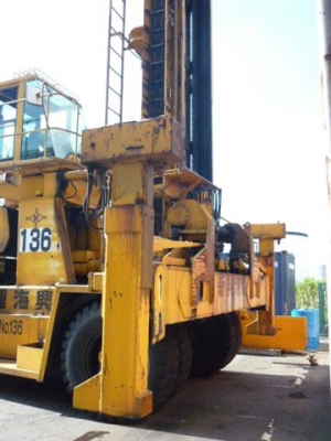 ** LOT 16/10/2556 ** ** รถยกตู้ ** TOYOTA 2FDH200 เครื่องยนต์ดีเซล เกียร์ AUTO สามารถยกได้ 4 ชั้น สนใจติดต่อสอบถามได้ที่ 083-062-223 ค่า ^^