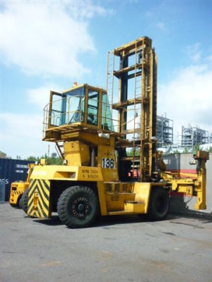 ** LOT 16/10/2556 ** ** รถยกตู้ ** TOYOTA 2FDH200 เครื่องยนต์ดีเซล เกียร์ AUTO สามารถยกได้ 4 ชั้น สนใจติดต่อสอบถามได้ที่ 083-062-223 ค่า ^^